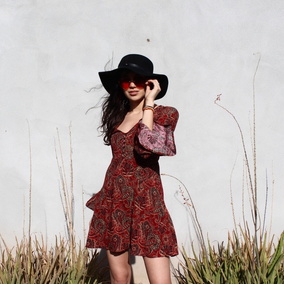 Meet your Poshers, Sara & Mel - Picture 4 of 7